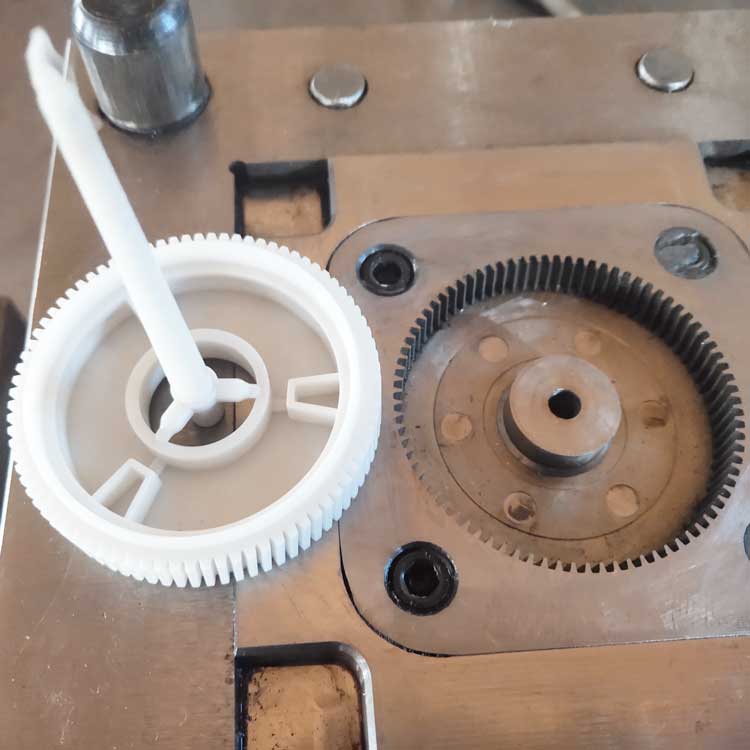 https://file.huaqiutong.com/sz-changhong.com/2020/12/injection-mold-plastic-helical-gear-close-view.jpg